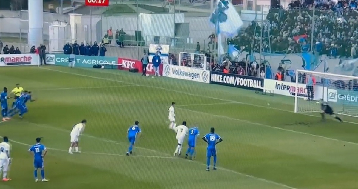 Alexis Sánchez anotó de penal ante Hyeres.