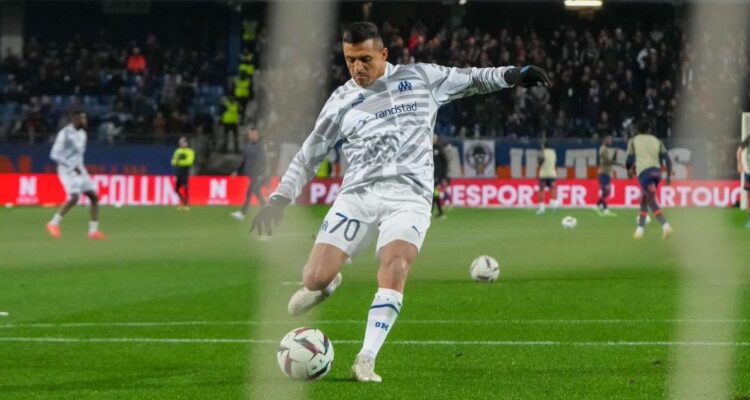 Alexis Sánchez entrenando antes de jugar con el Marsella.