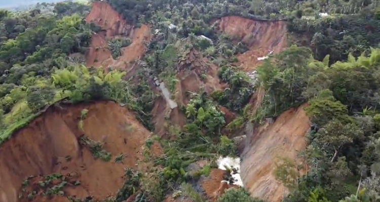 Toma aérea de parte de la destrucción dejada por el masivo alud.
