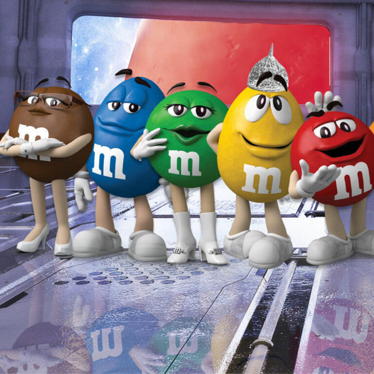 Personajes de M&M con sus antiguos zapatos