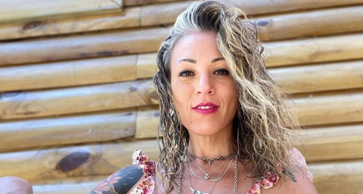 La bailarina Ariela Medeiros posa con media sonrisa.