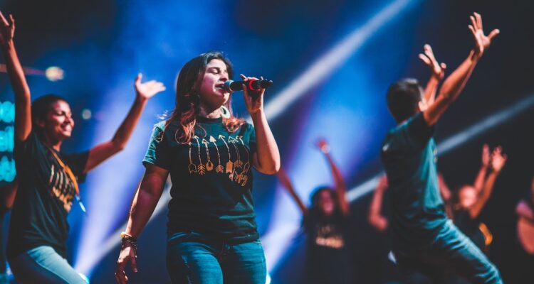 artistas en escenario