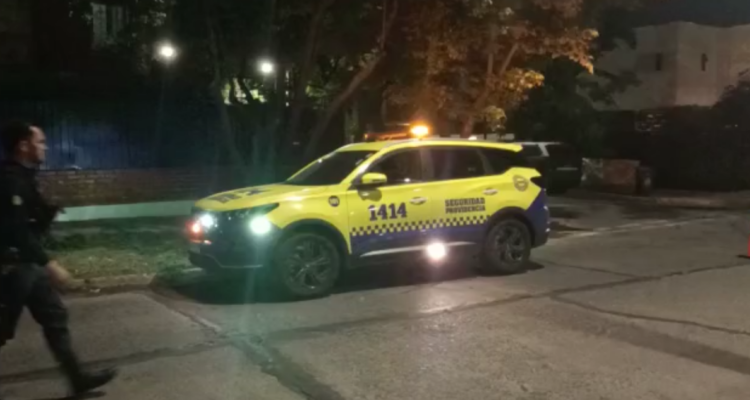 Delincuentes huyen disparando a seguridad de Providencia tras asalto a una familia