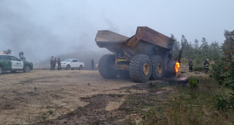 Al menos tres sujetos queman un camión durante ataque incendiario a predio en Paillaco