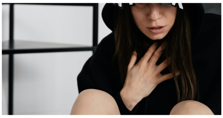 Persona mirando (izquierda); otra hablando (centro); y una moviendo los brazos (derecha) en referencia a la técnica 3-3-3 para calmar un ataque de pánico