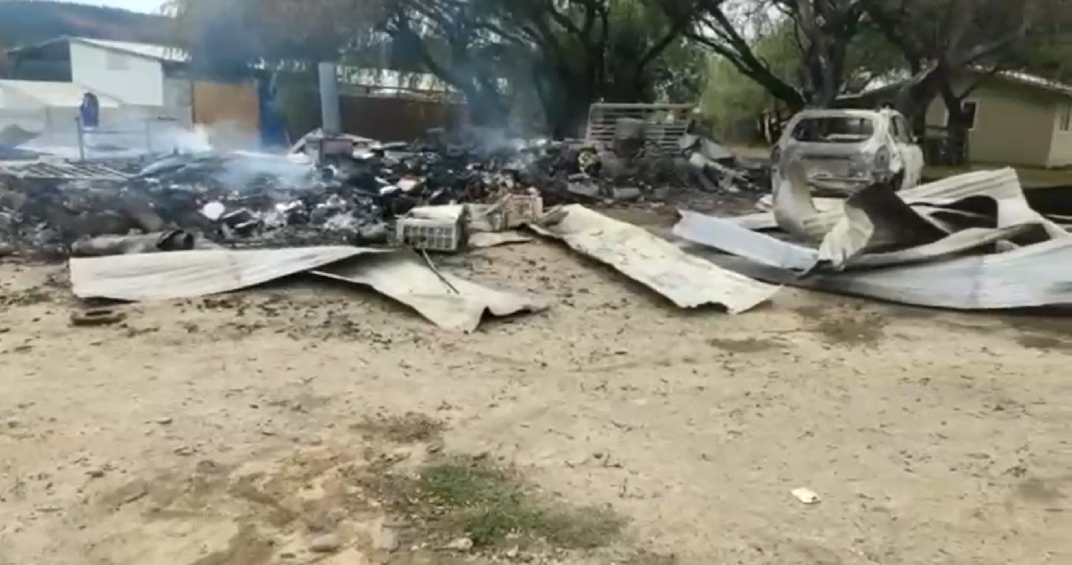 Ataque incendiario en Lautaro encapuchados quemaron oficina y maquinaria de empresa de áridos