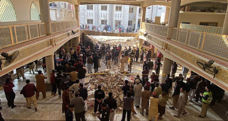 Ataque suicida deja más de 30 muertos en mezquita de Pakistán