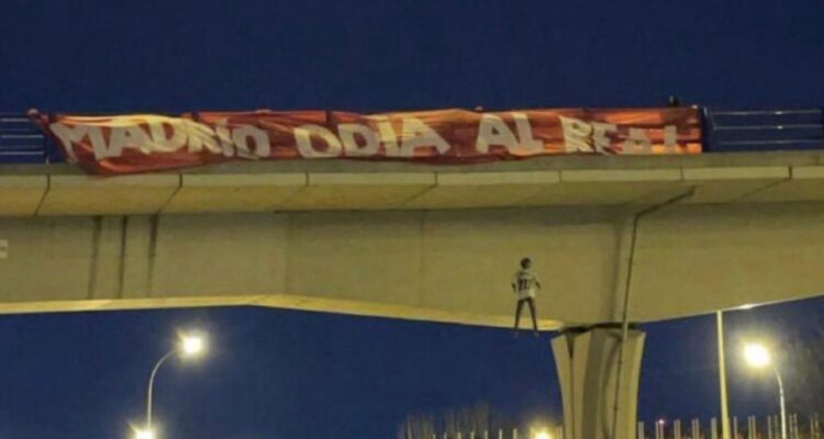 Un muñeco de Vinicius Jr. apareció colgado en un puente de Madrid.
