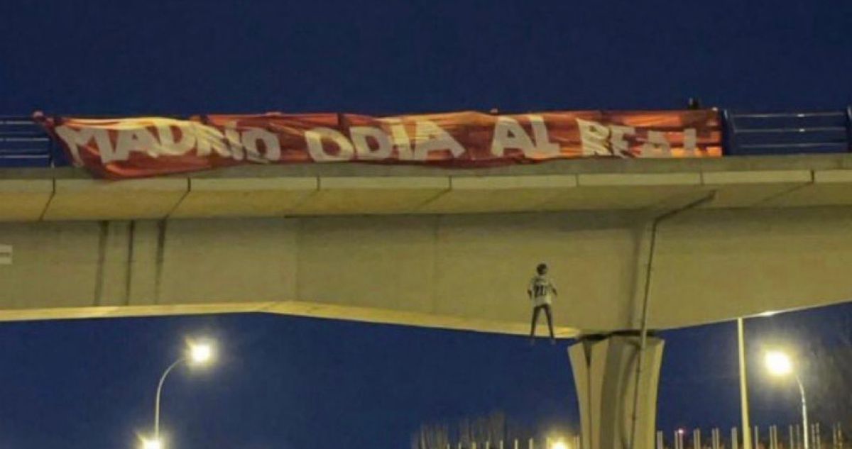 Un muñeco de Vinicius Jr. apareció colgado en un puente de Madrid.