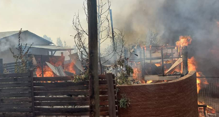 Aumentan a 11 las viviendas afectadas por incendio en Portezuelo siniestro se encuentra contenido