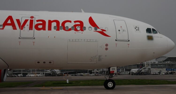 Encuentran 2 cadáveres en un avión que llegó a Bogotá procedente de Chile