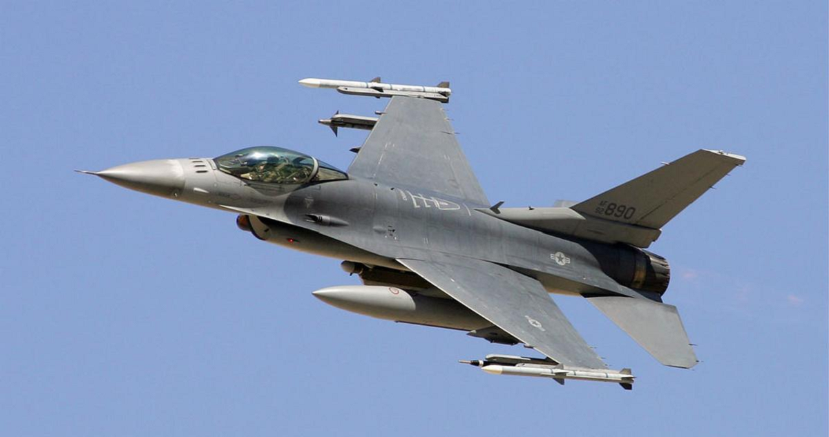 Ucrania buscará aviones caza F-16, tras conseguir que Occidente le entregue tanques para defenderse de Rusia.