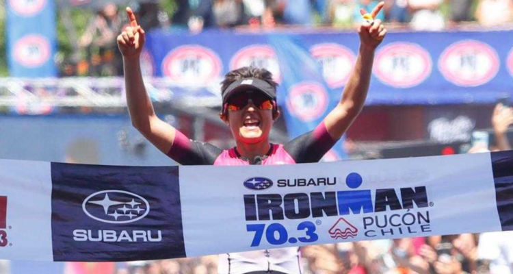 Bárbara Riveros cruzando la meta en el Ironman de Pucón.