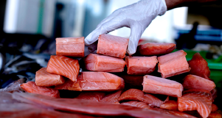 Banda robó contenedores de salmones, secuestró a guardia y lo trasladó por 500 kilómetros en un camión