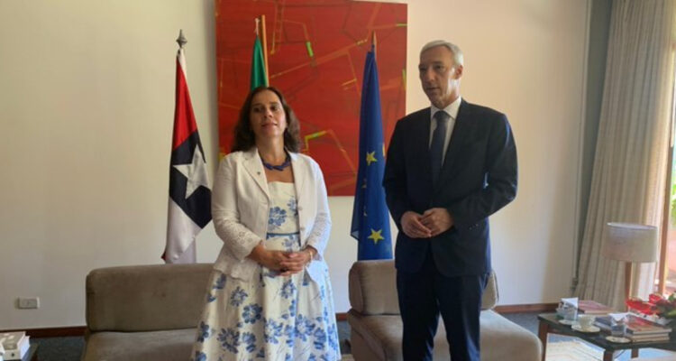 Bandera chilena luce al revés en encuentro de canciller Urrejola con ministro de RREE de Portugal