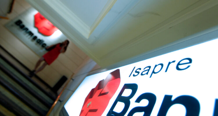 Banmédica confirma con carta a Boric que activó mecanismo de resolución de disputas con el Estado