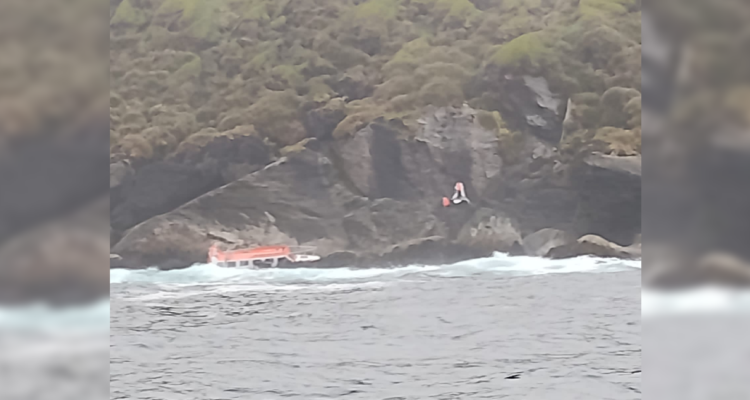 Barcaza con dos tripulantes vuelca en Osorno