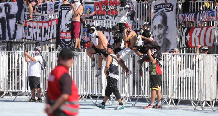 Hinchas de Colo Colo que saltaron a las inmediaciones del estadio El Teniente de Rancagua.