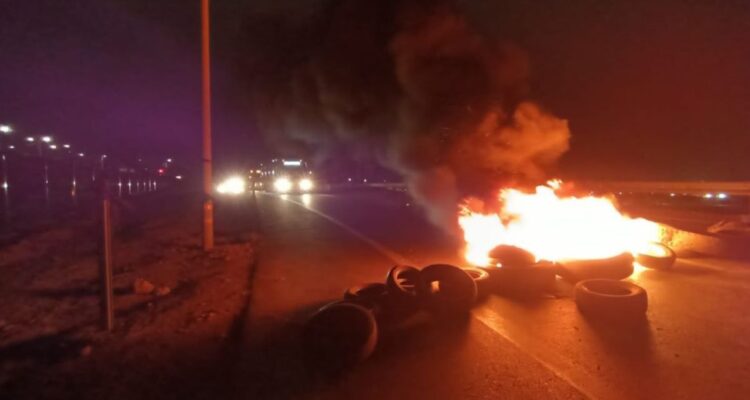 Cortan con barricadas ruta 16 que une Iquique y Alto Hospicio