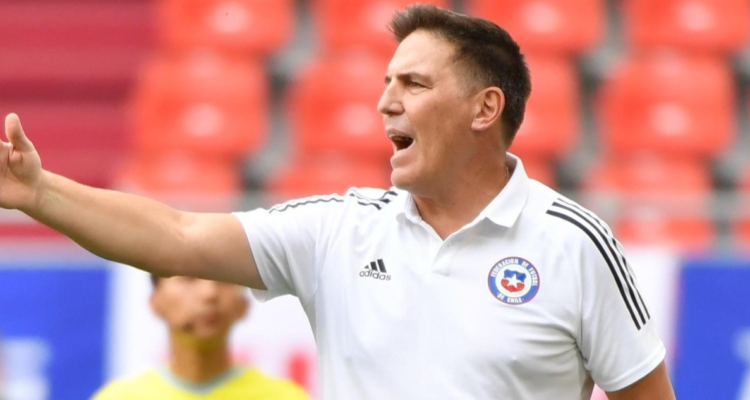 Hinchas piden la salida de Eduardo Berizzo por su mala racha en La Roja.