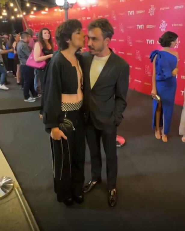 Carmen Zabala besando en la mejilla a Nicolás Oyarzún.