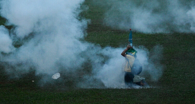 Al menos 1.200 bolsonaristas son detenidos en campamento frente a cuartel general del Ejército