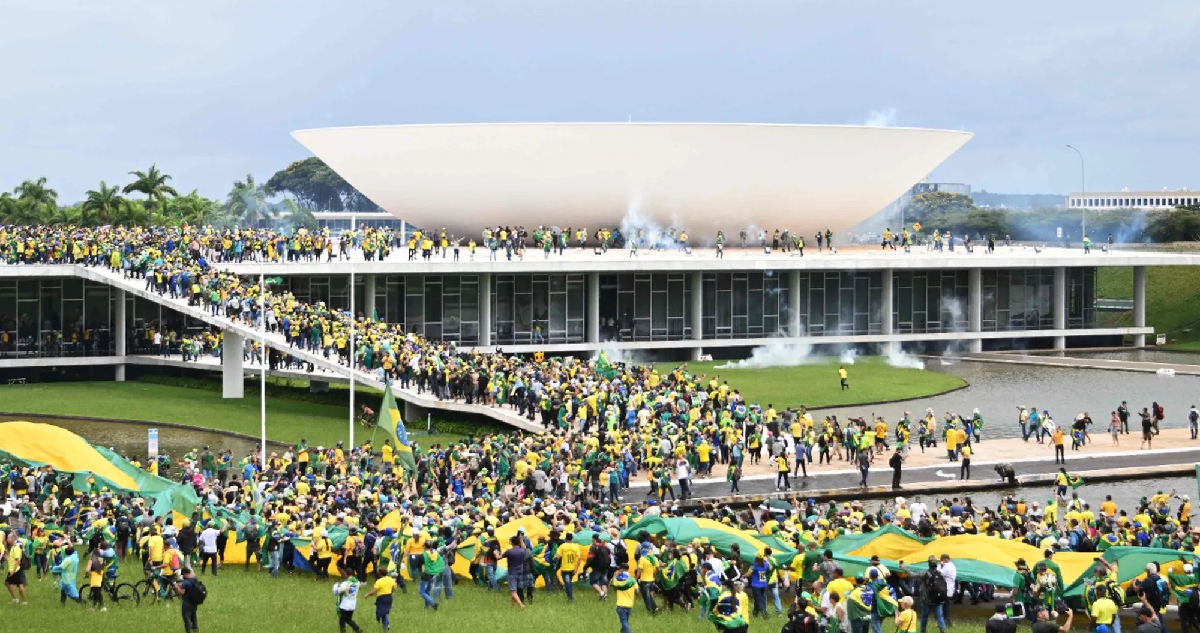 Seguidores de Bolsonaro invadieron sede del Congreso en Brasil: buscan golpe militar contra Lula
