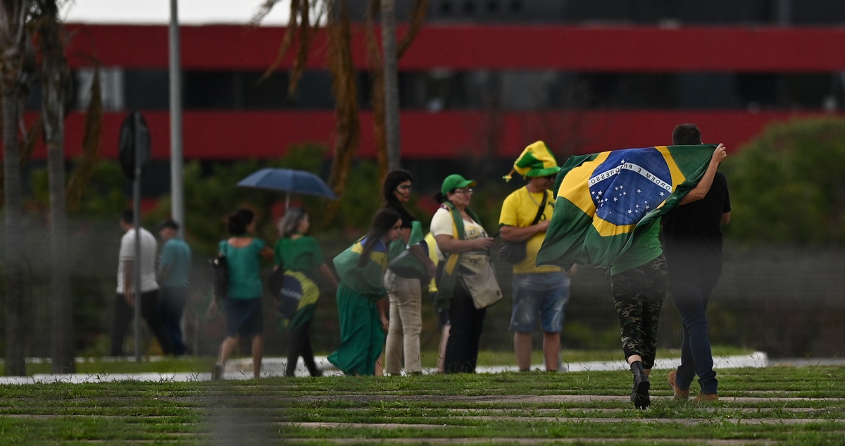 Seguidores de Bolsonaro abandonando el Palacio del Alborada.