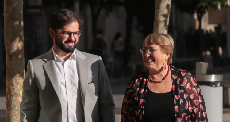 Presidente Boric y expresidenta Bachelet caminando juntos.