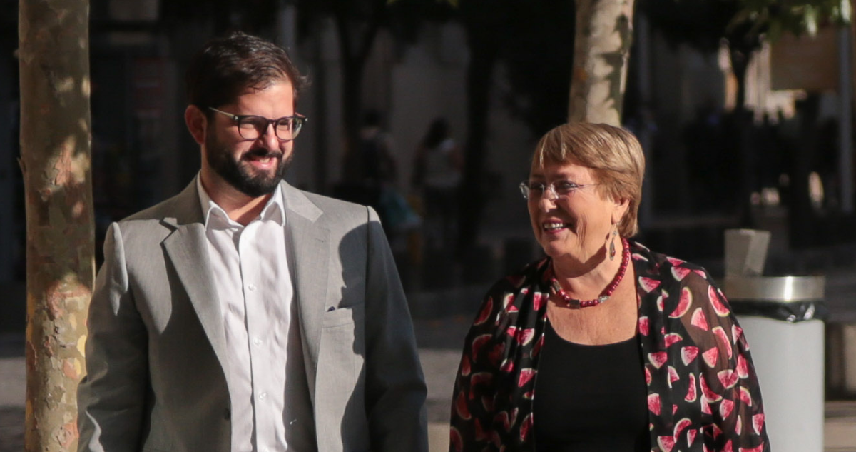 Presidente Boric y expresidenta Bachelet caminando juntos.