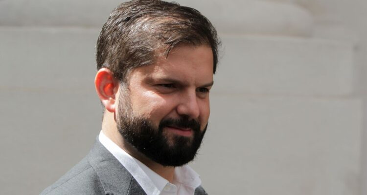 Boric anuncia plan de conectividad para Aysén por $600 millones: 140 km de Ruta 7 serán pavimentados