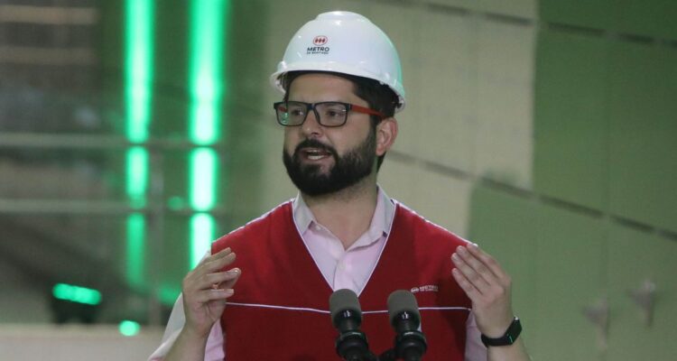 Boric destaca avances de su gestión y pide no dejar que “el pesimismo se tome nuestros espíritus”