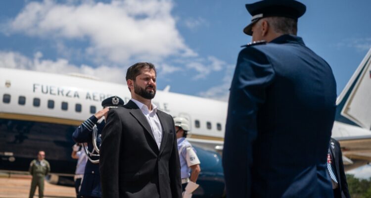 Presidente Boric ya está en Brasil para investidura de Lula da Silva: viajó junto a Ricardo Lagos E.