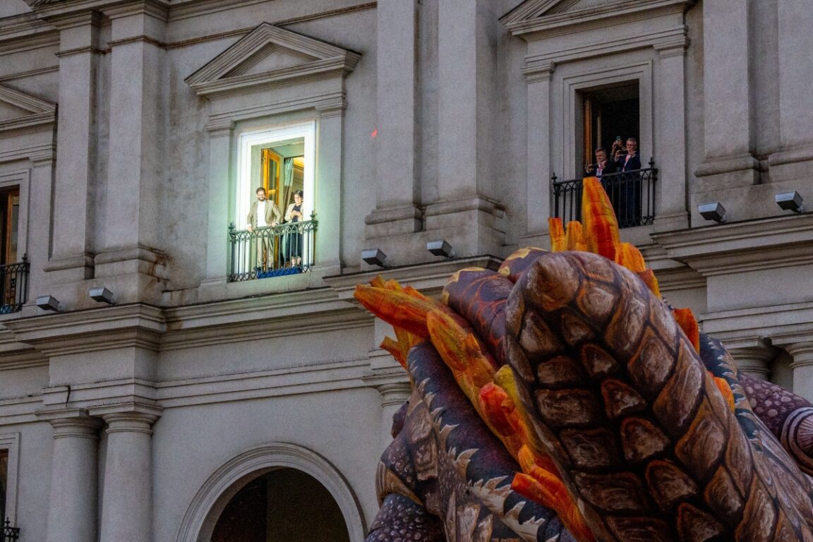 Boric salió a saludar al dinosaurio Saurian en el primer día del Festival Teatro a Mil