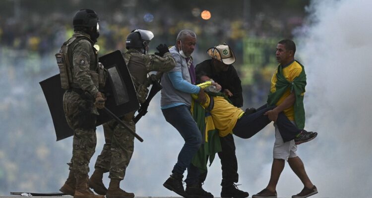 Policías enfrentan a seguidores del expresidente brasileño Jair Bolsonaro que invaden hoy, el Palacio de Planalto, sede del Ejecutivo, y la Corte Suprema, después de haber irrumpido antes en el Congreso Nacional en actos golpistas contra el presidente Luiz Inácio Lula da Silva.