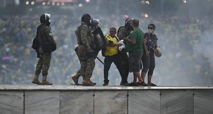 Policías antidisturbios enfrentan a los manifestantes bolsonaristas.
