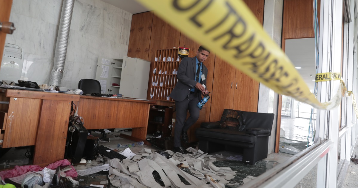 Fotografía que muestra los destrozos en el Palacio de Planalto luego de que manifestantes bolsonaristas se tomaran la Plaza de los Tres Poderes para invadir los edificios gubernamentales, en Brasilia.