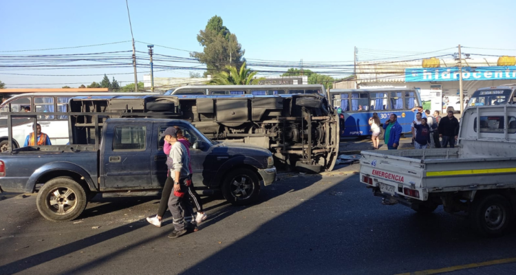 Bus termina volcado tras colisión con camión en Av. Paicaví de Concepción: hay una persona atrapada