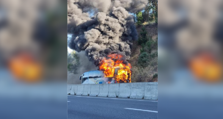 Bus resultó totalmente quemado en carretera de Concepción: pasajeros alcanzaron a descender