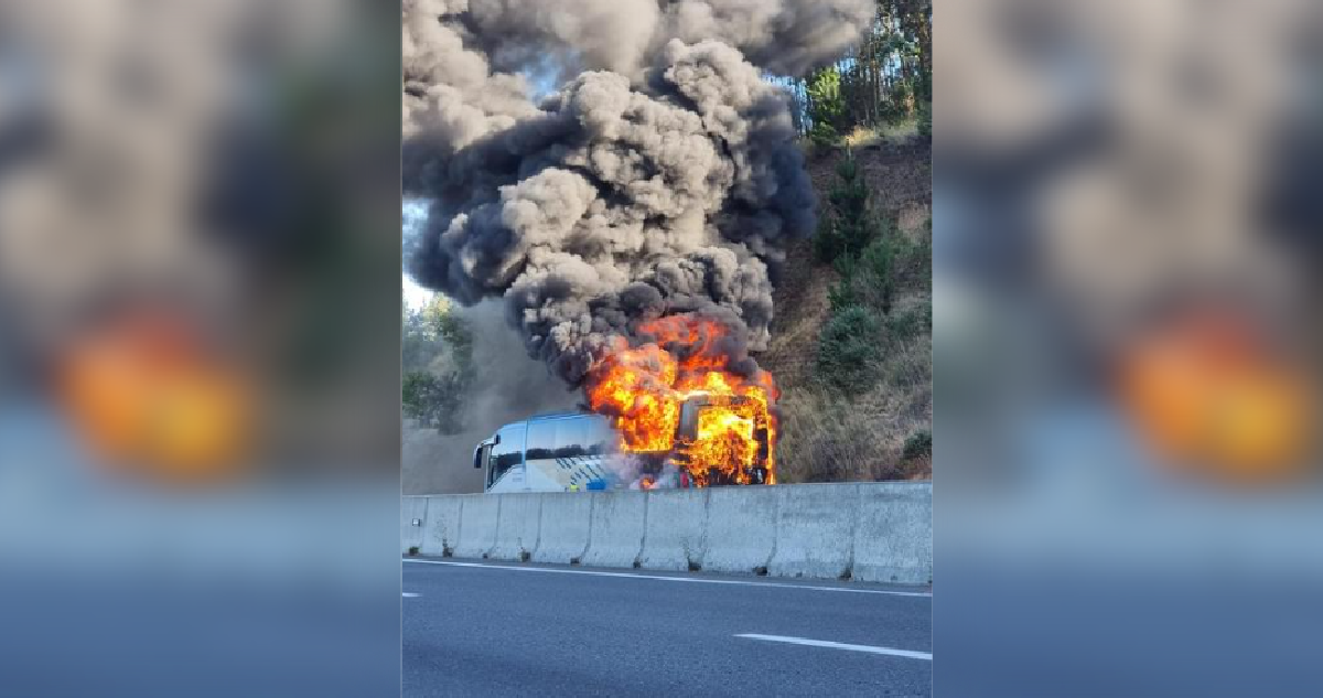 Bus resultó totalmente quemado en carretera de Concepción: pasajeros alcanzaron a descender