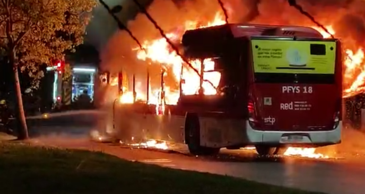 Un bus y una casa quemadas tras incidentes en Villa Francia: carabinera recibió disparo en su casco