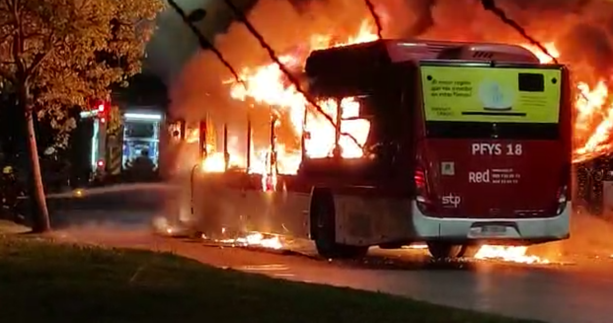 Un bus y una casa quemadas tras incidentes en Villa Francia: carabinera recibió disparo en su casco
