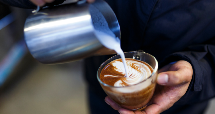 Barista preparando un capuccino o café con leche