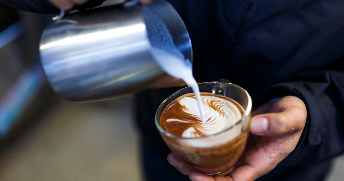 Barista preparando un capuccino o café con leche