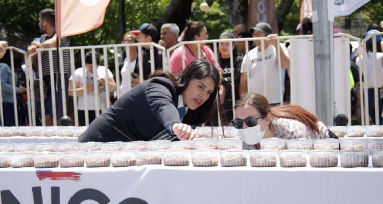 Camanchaca logra poner a Coronel en el libro del Guinness World Récords con la línea de ceviche de jurel más larga del mundo