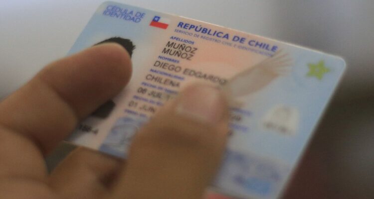 González y Muñoz lideran ranking: más de 28 mil personas han cambiado orden de sus apellidos en Chile