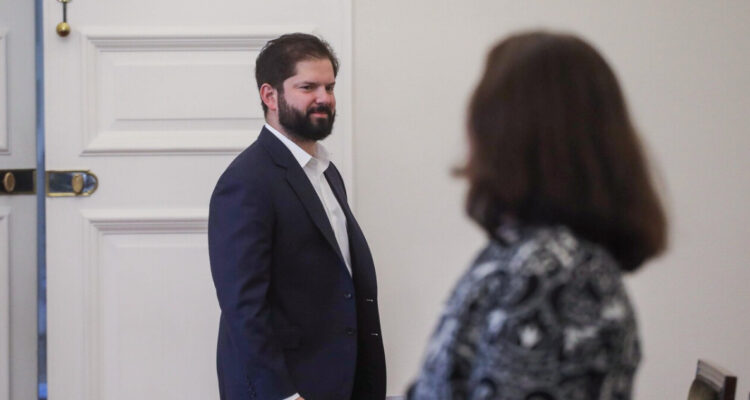 Cambio de gabinete: Aumenta la presión a La Moneda tras últimos traspiés diplomáticos