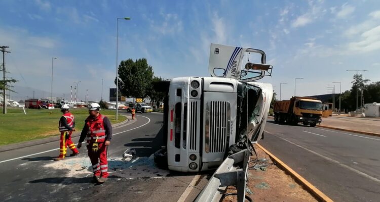Camión se volcó en Pudahuel