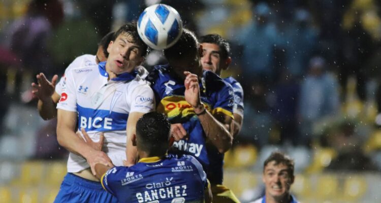 Everton y Católica miden fuerzas en primera fecha del Campeonato Nacional.