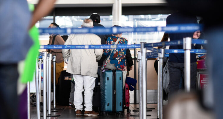 Cancillería recomienda a chilenos postergar viajes a Perú debido a crisis social